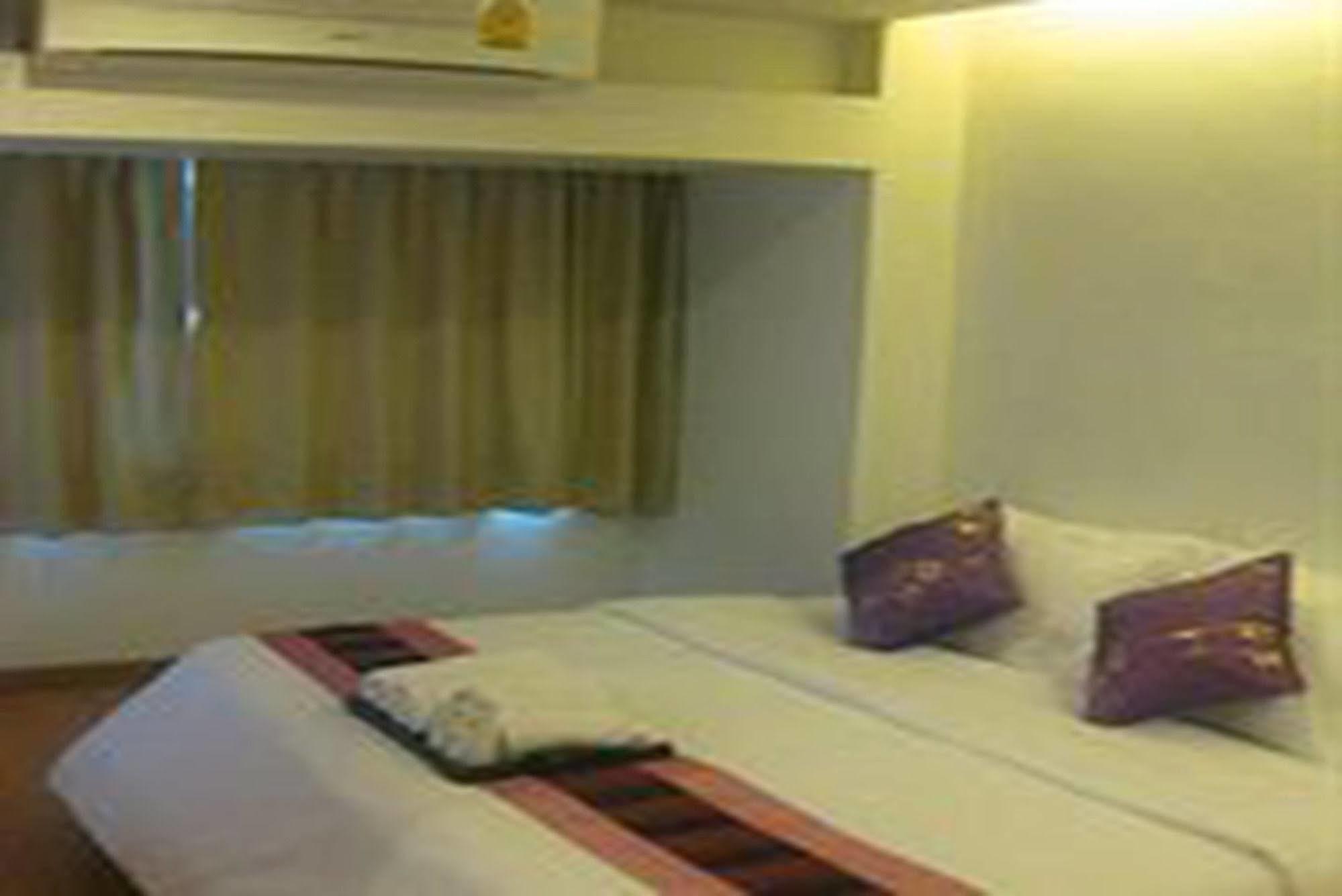 Nantra Silom Hotel Banguecoque Exterior foto
